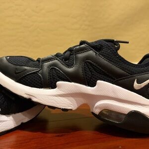 Nike Women’s Black and White Sneakers